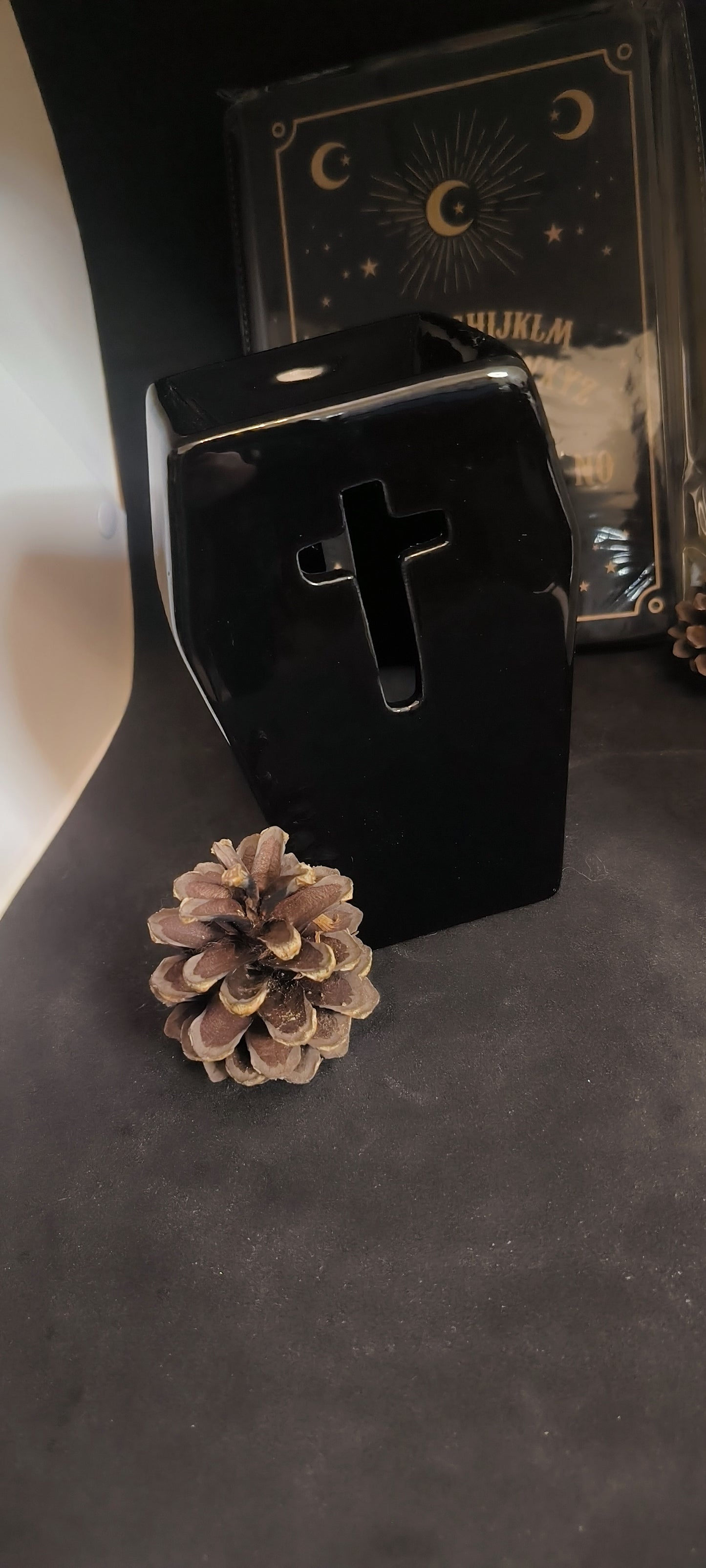 Brûleur gothique en forme de cercueil noir
