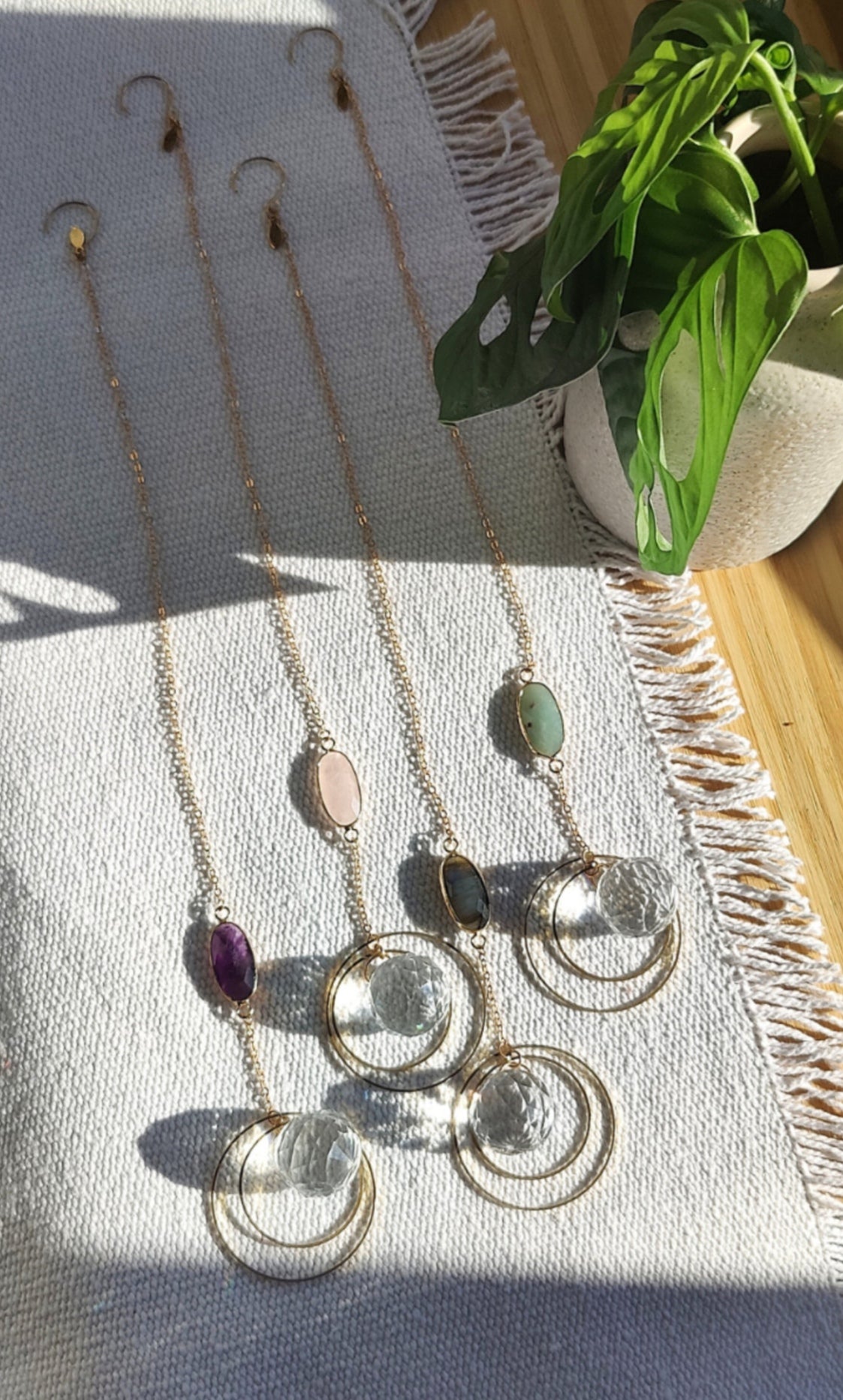 Suncatcher Aurora en laiton, gemme d'Amazonite et cristal de verre