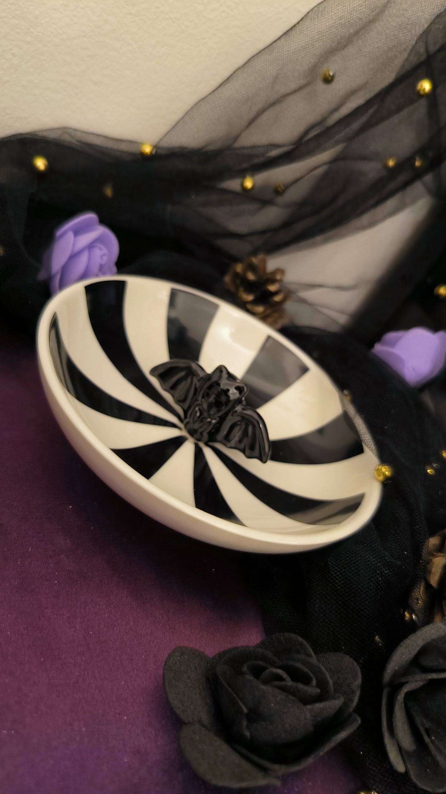 Plat à bijoux en forme de chauve-souris gothique à rayures.