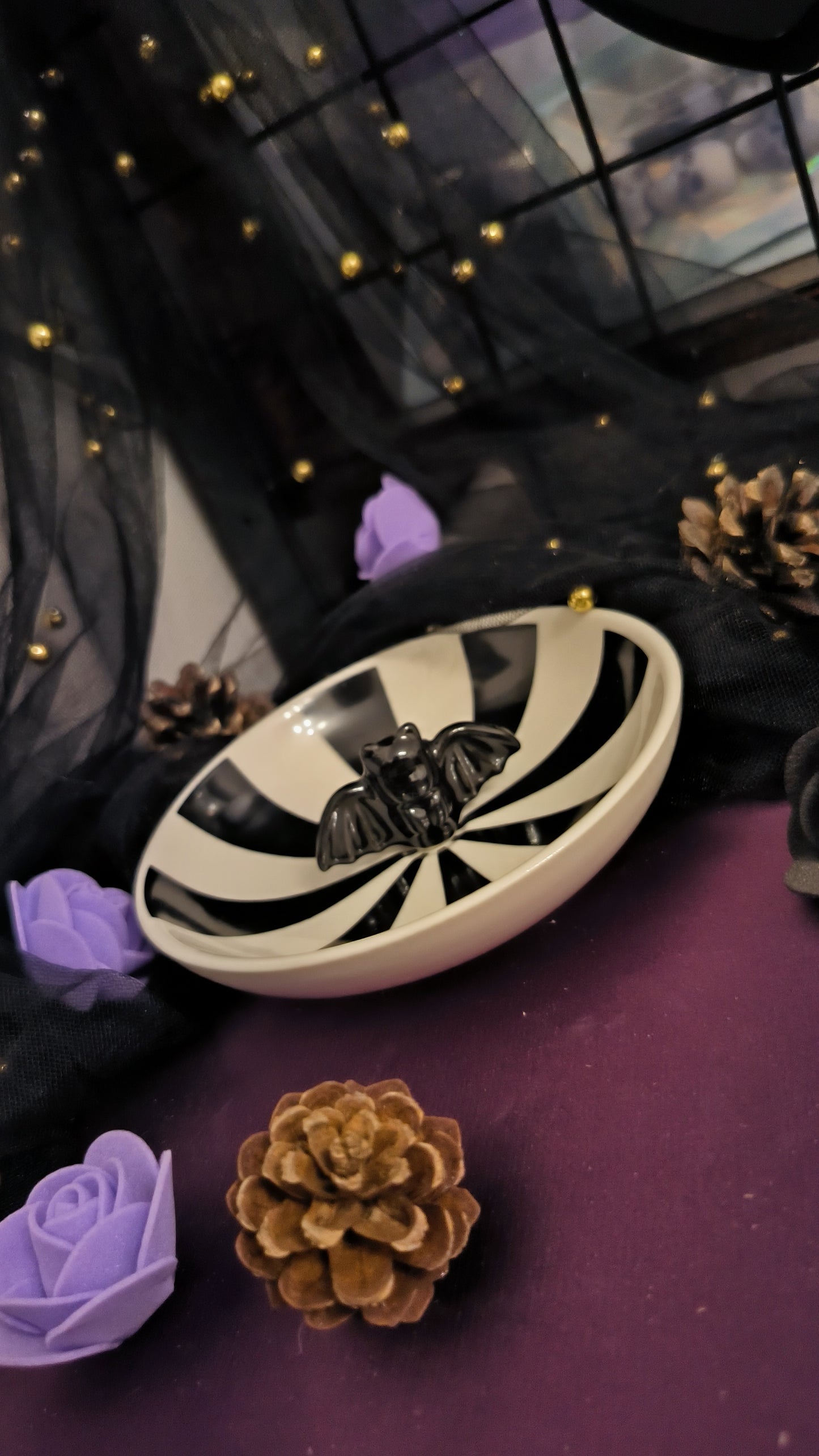 Plat à bijoux en forme de chauve-souris gothique à rayures.