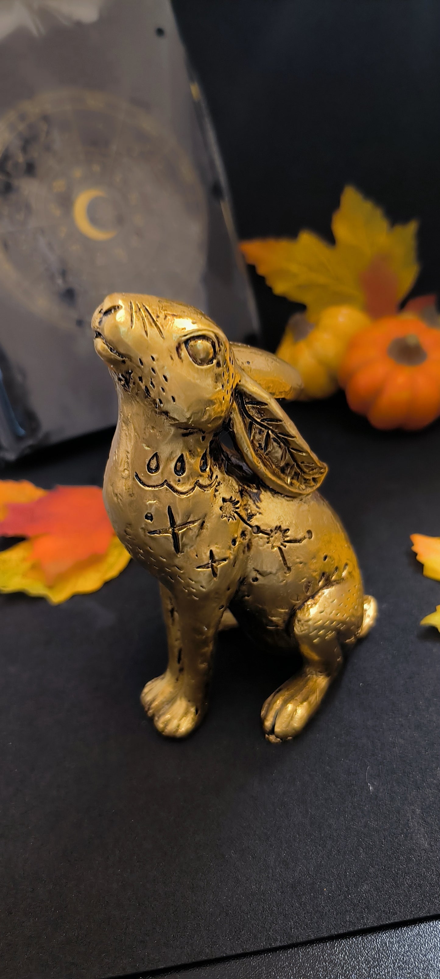 Figurine lièvre de minuit mystique de 13 cm
