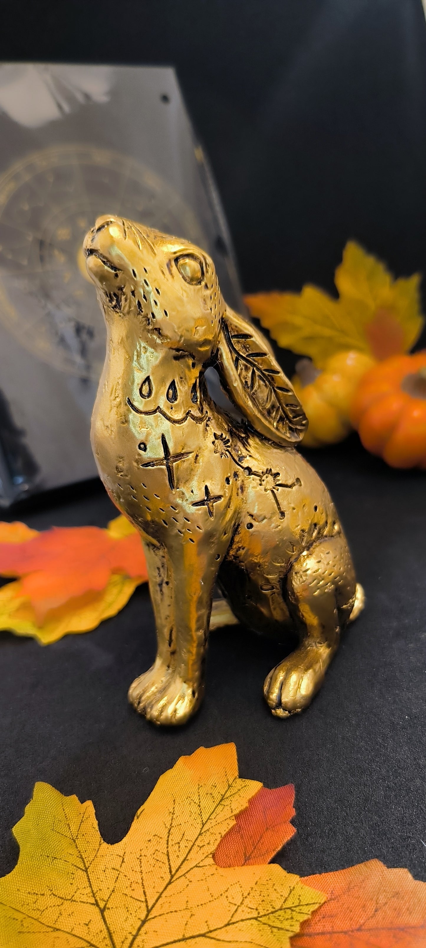 Figurine lièvre de minuit mystique de 13 cm