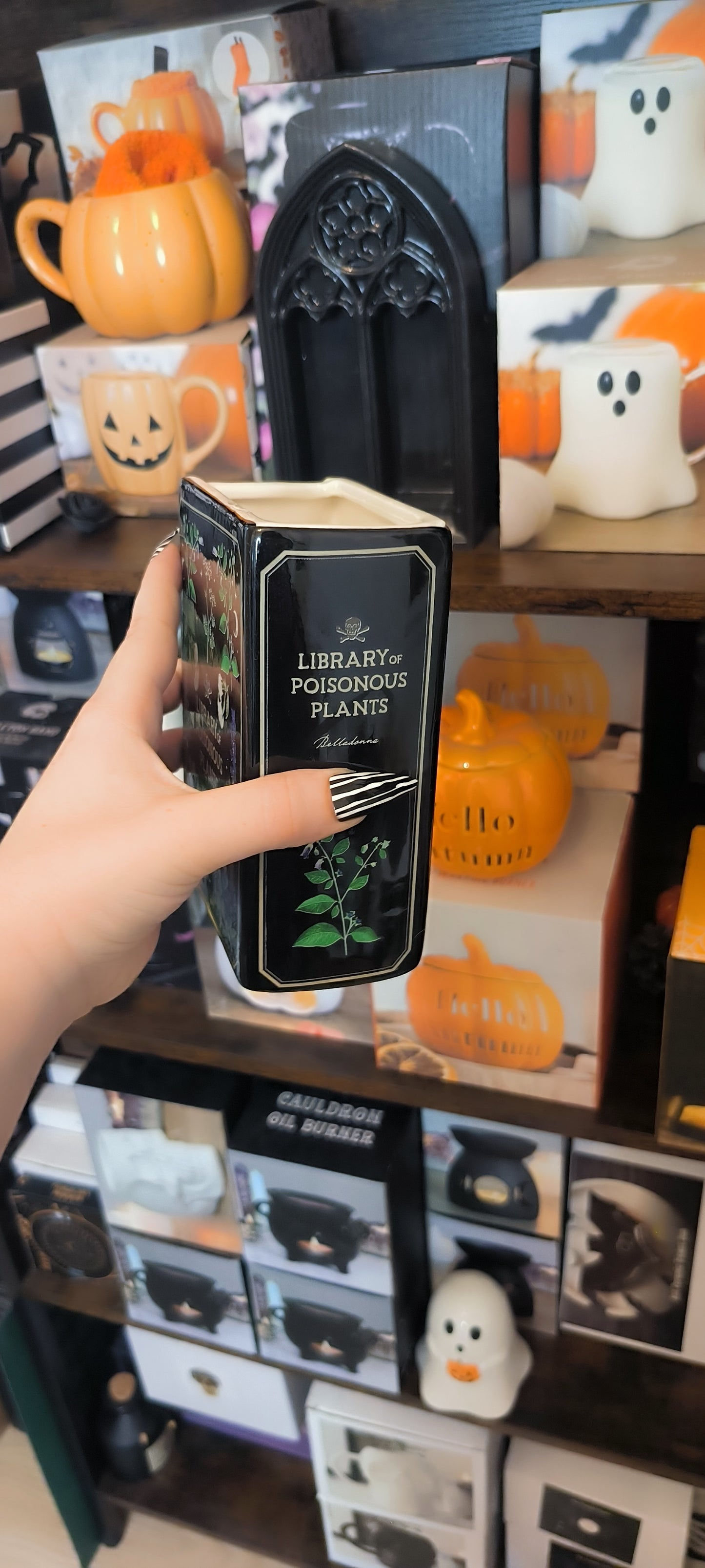 Vase en forme de livre botanique gothique