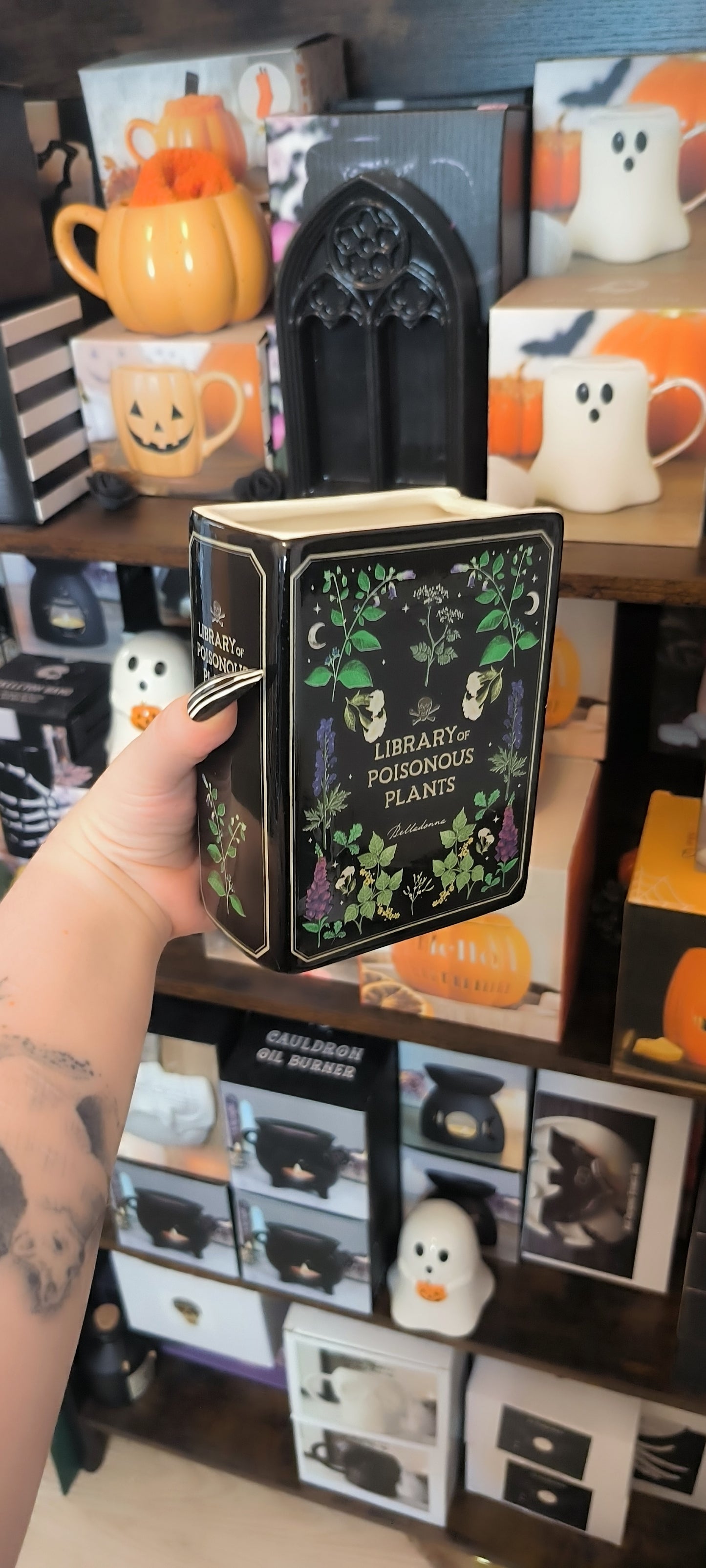 Vase en forme de livre botanique gothique