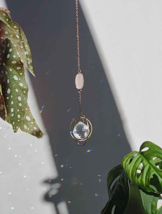 Suncatcher Aurora en laiton, gemme de Quartz Rose et cristal de verre
