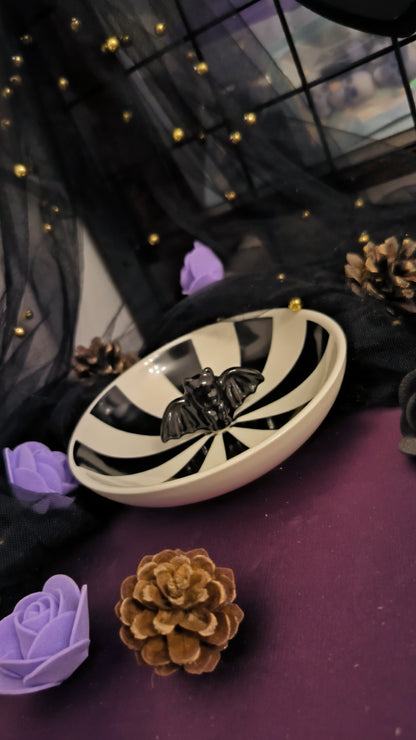 Plat à bijoux en forme de chauve-souris gothique à rayures.