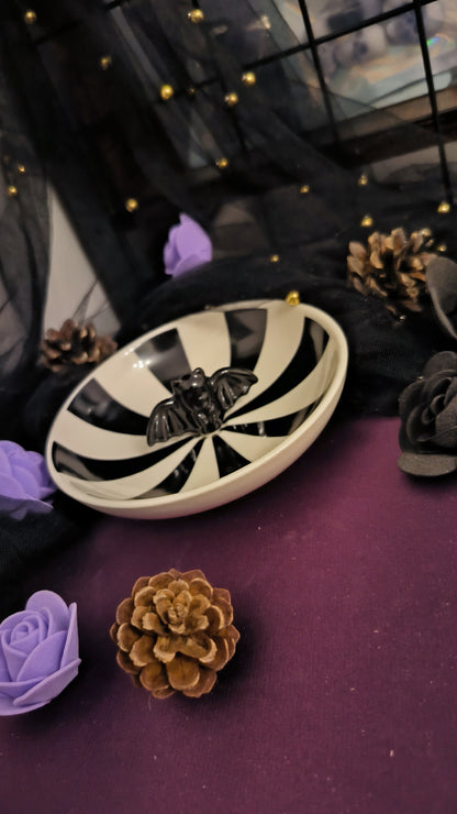 Plat à bijoux en forme de chauve-souris gothique à rayures.
