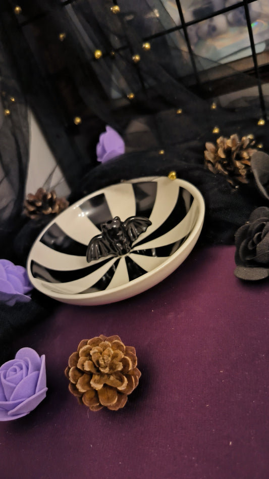 Plat à bijoux en forme de chauve-souris gothique à rayures.