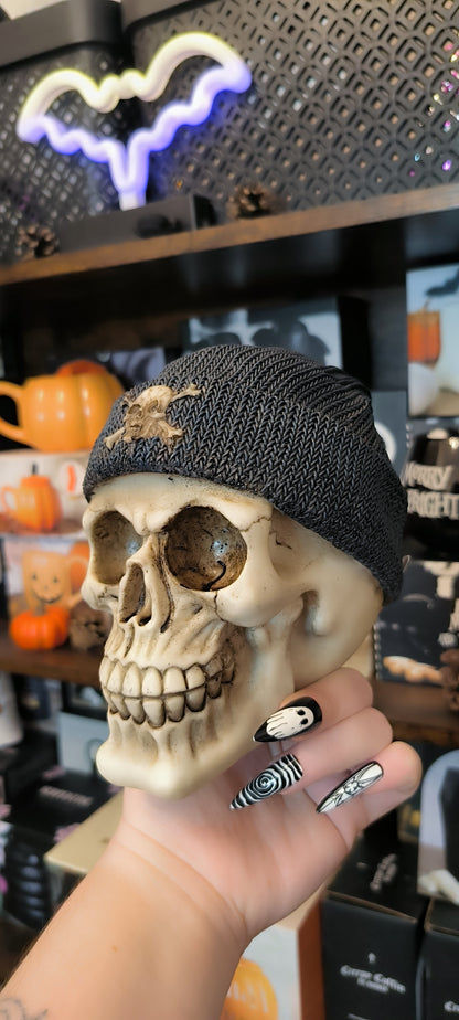 Figurine tête de mort avec bonnet