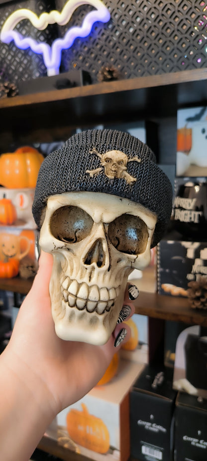 Figurine tête de mort avec bonnet