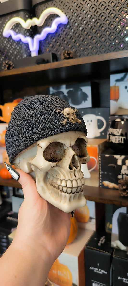 Figurine tête de mort avec bonnet