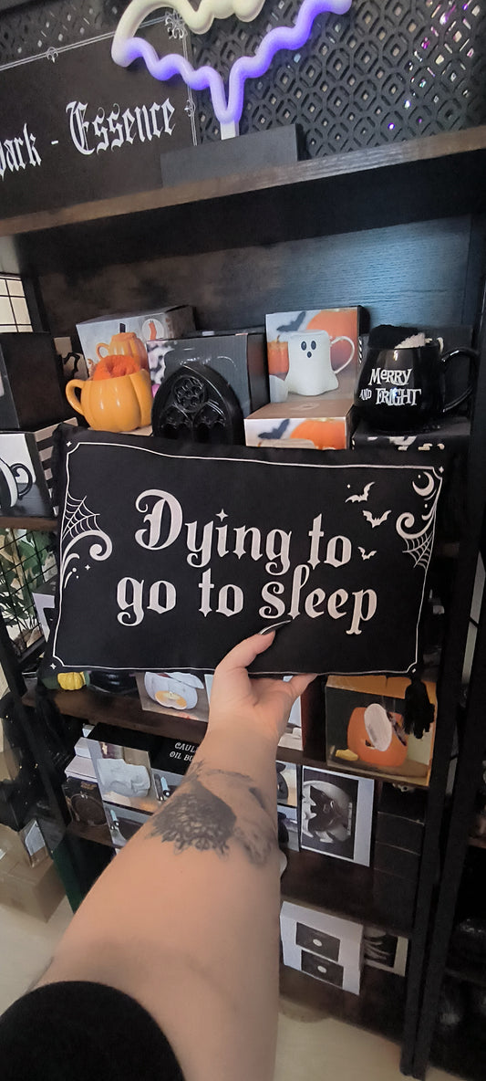 Coussin gothique "Mourir d'envie de dormir"